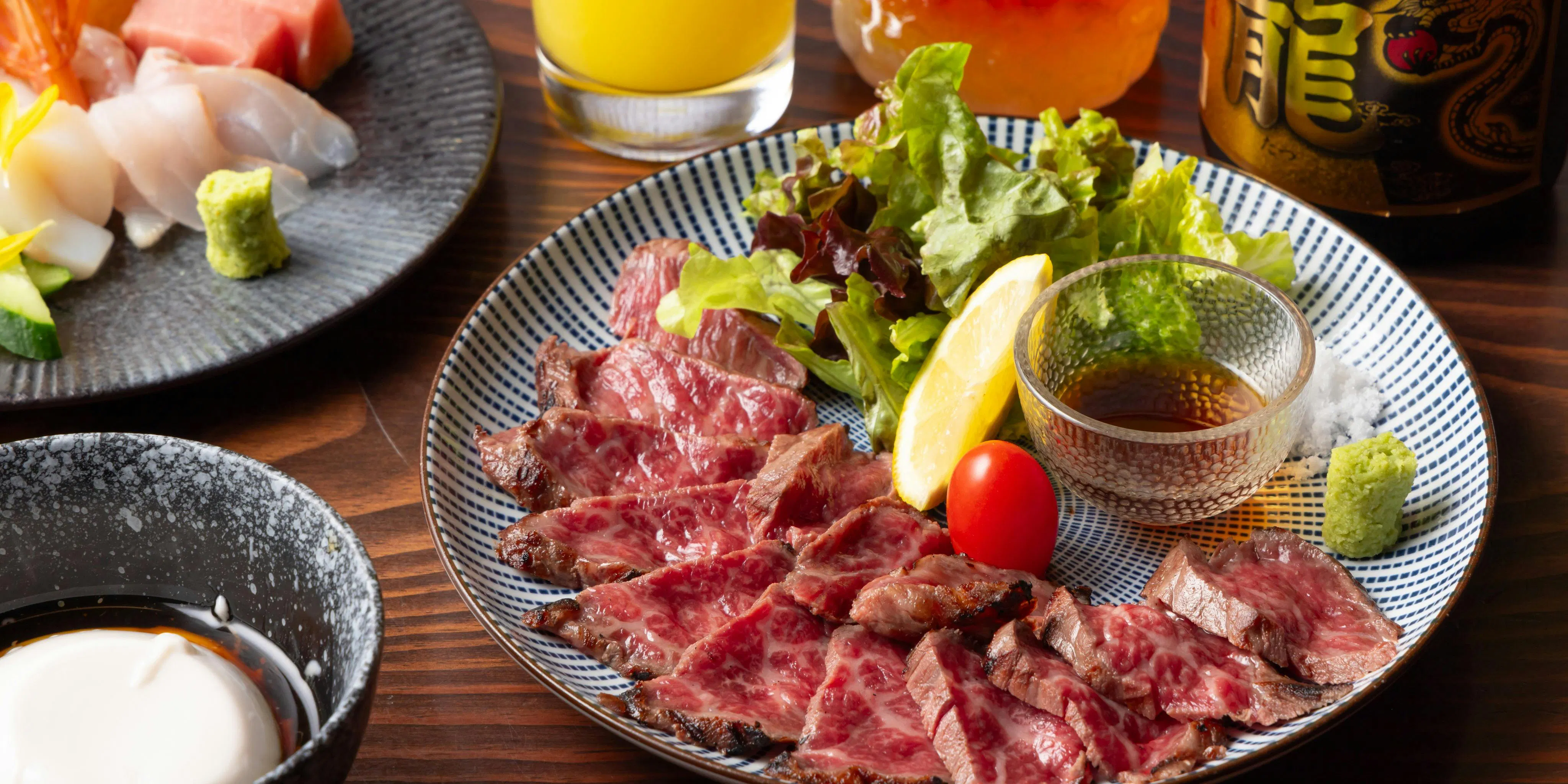 A comprehensive menu including sashimi, Ishigaki beef tataki, and Okinawa soba! Enjoy the second-floor Hariku course.